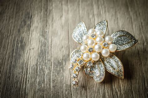 what is a brooch pin